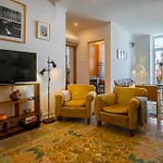 Life In Colour & Art - Charming 3Bed Apartment