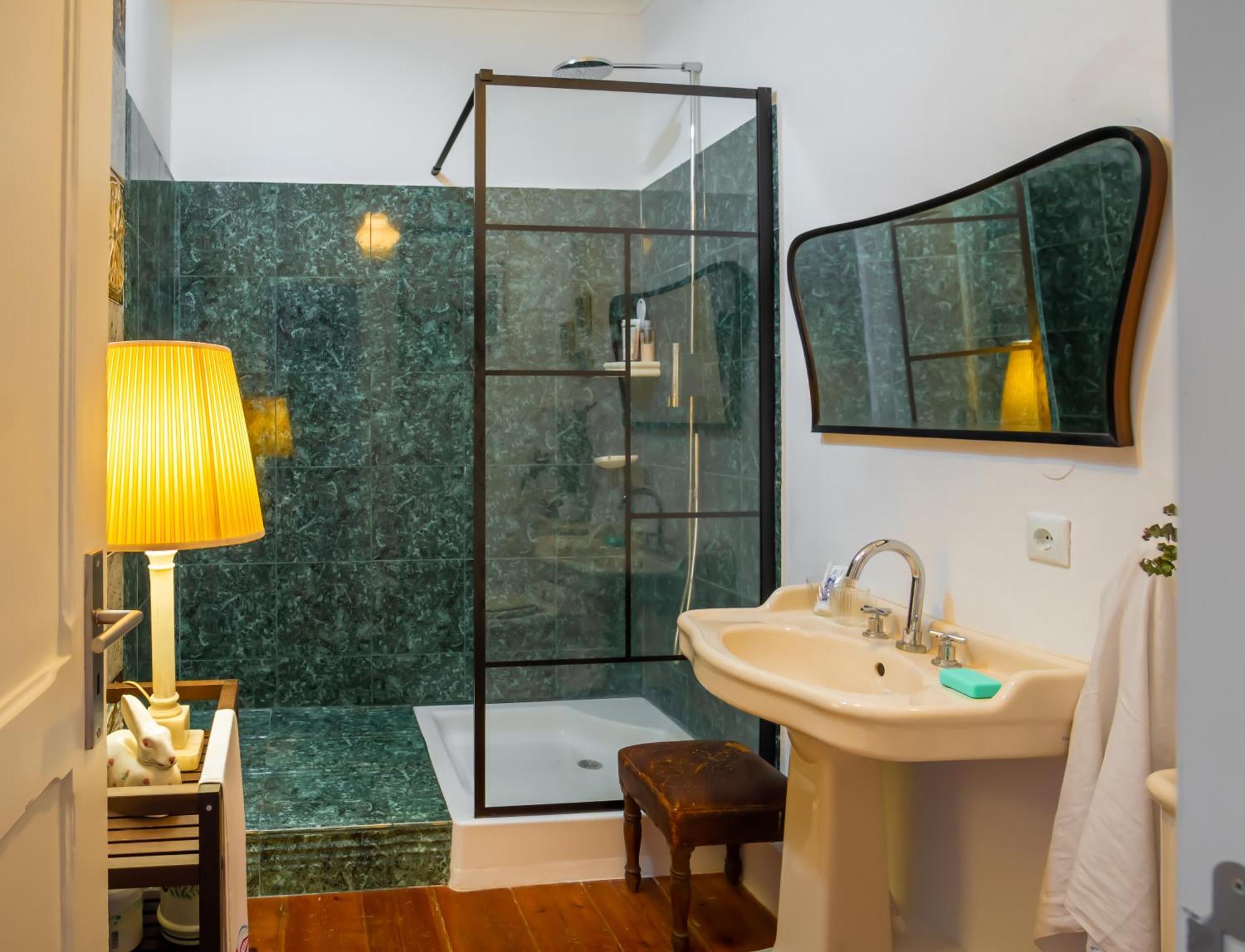 Life In Colour & Art - Charming 3bed Apartment