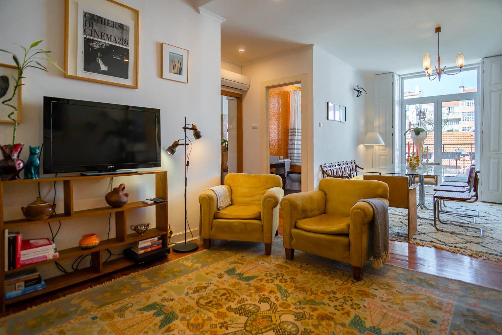 Apartment Life In Colour & Art - Charming 3bed