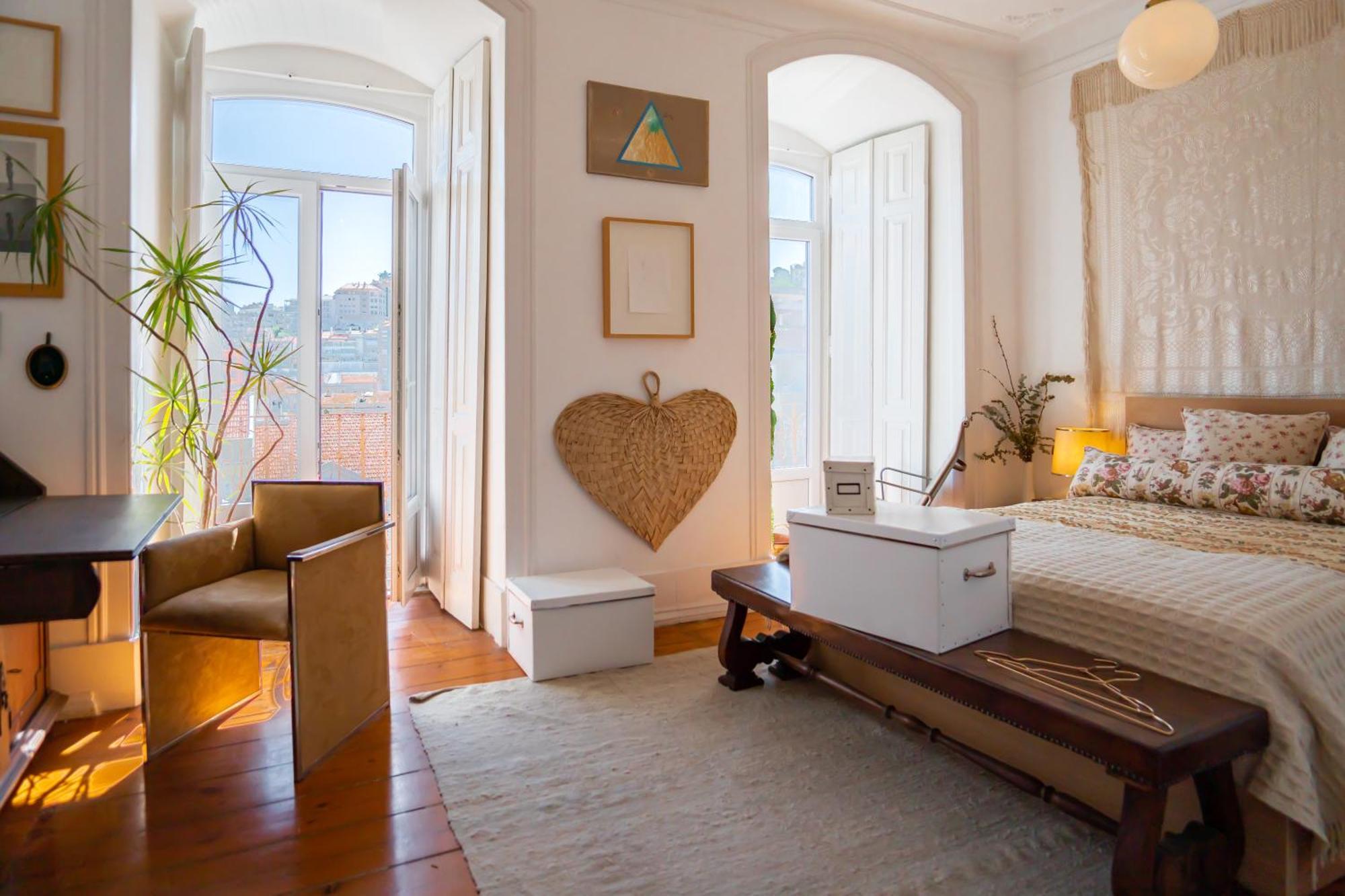 Apartment Life In Colour & Art - Charming 3bed
