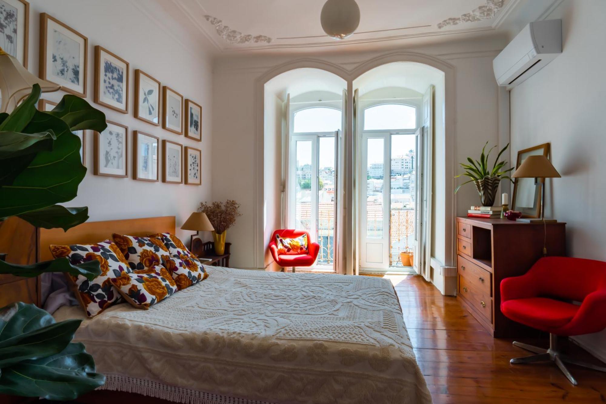 Apartment Life In Colour & Art - Charming 3bed